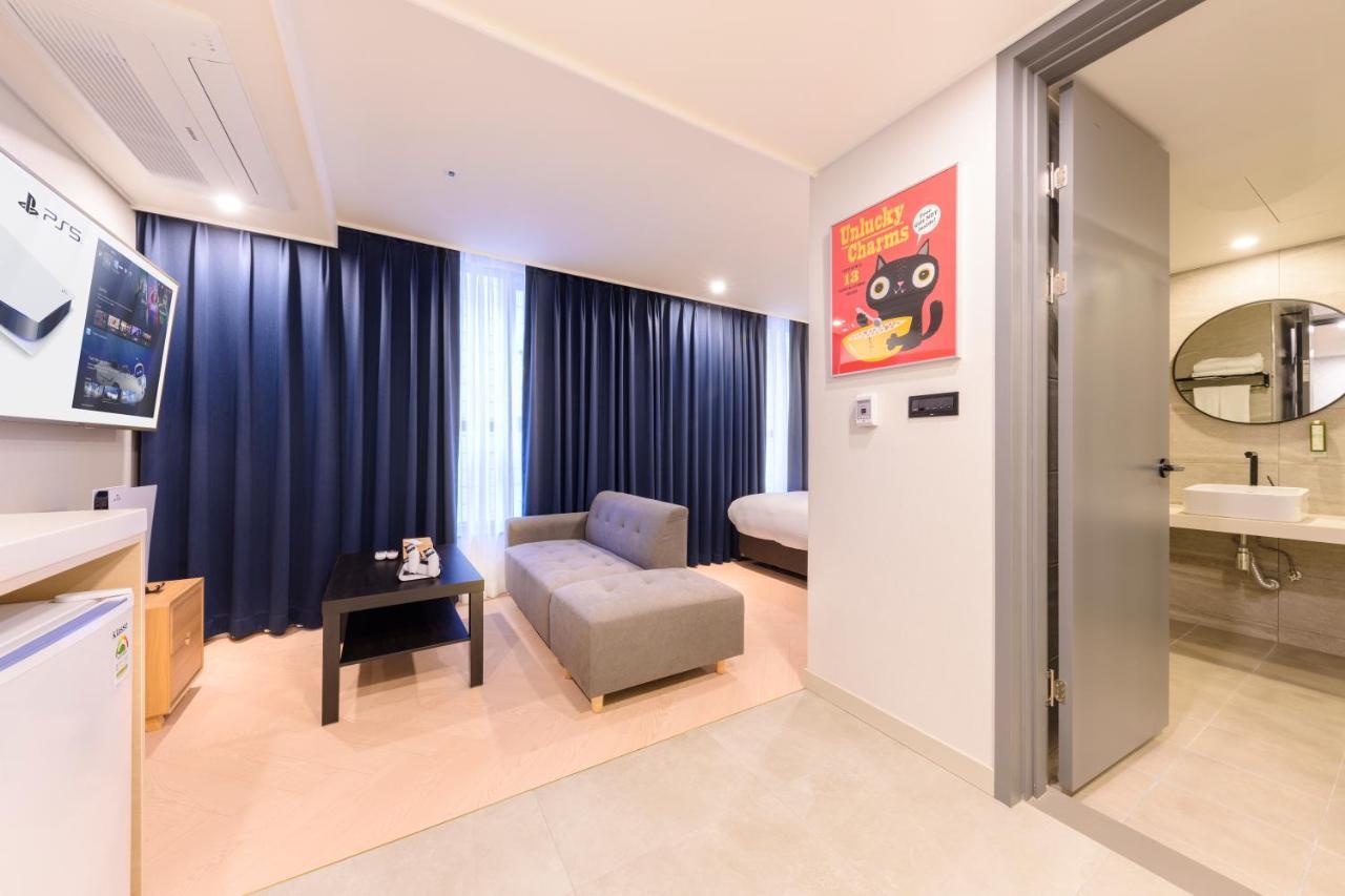 PlayStation5 Queen Room No view